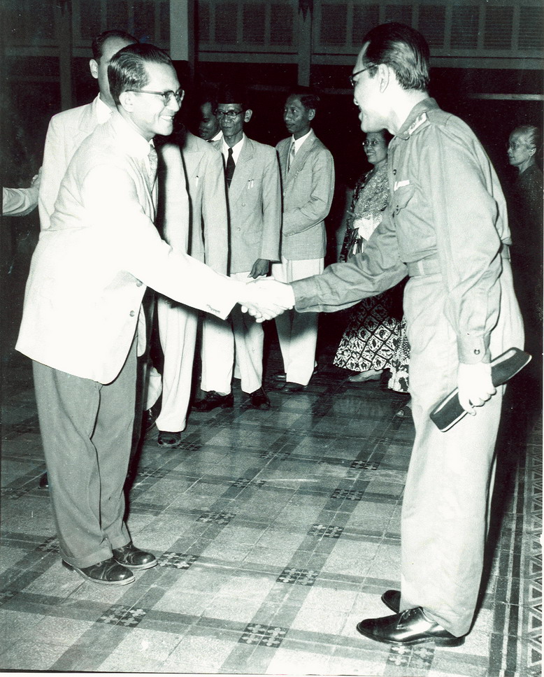 Pemberian selamat kepada Sri Sultan Hamengku Buwono IX atas penghargaan Pemerintah Pusat dengan diangkatnya Jenderal Penghormatan.